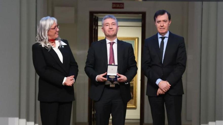 Ricardo Cao, en el centro, con la Medalla de la SEIO, en Madrid.  | // LOC