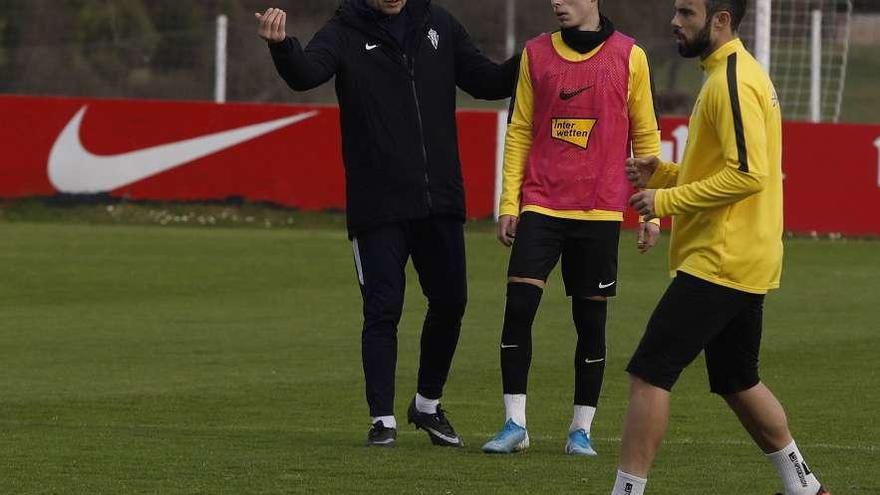 Djukic da una indicación a Pablo García durante el entrenamiento, en presencia de Molinero.