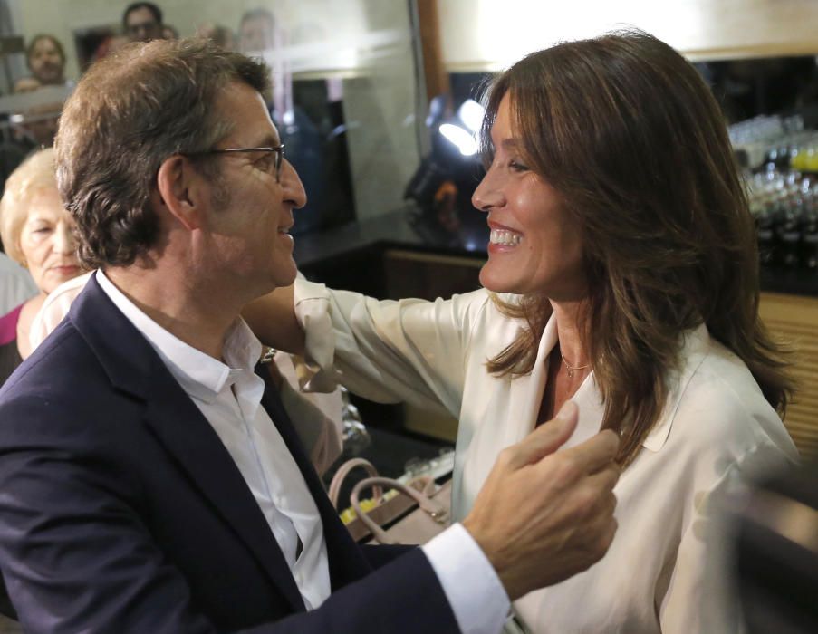 25S. Alberto Núñez Feijóo celebra con su novia, Eva Cárdenas, los resultados de las elecciones gallegas