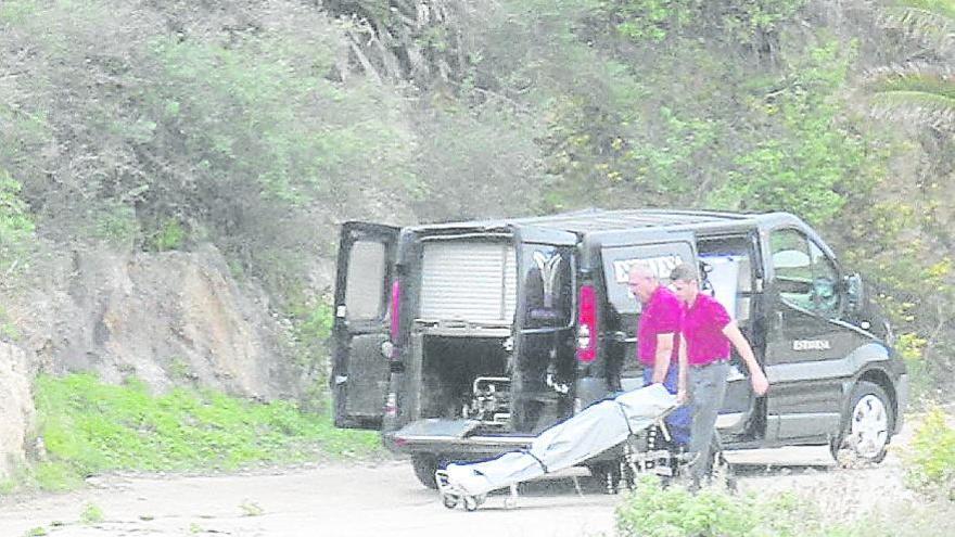 El cadáver, camino de la autopsia