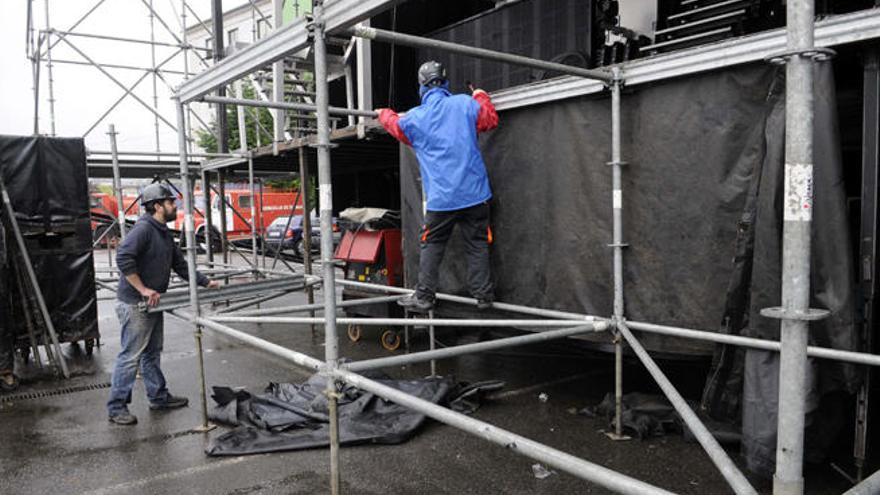 Los operarios empezaron ayer con el montaje.   // Noé Parga