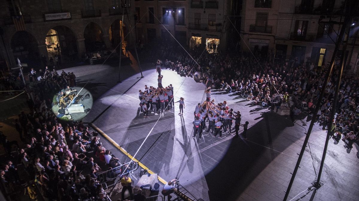 Un instant de l'espectacle de la Cia Voël amb la Colla Castellera Tirallongues de Manresa, que ja va fer-se dijous