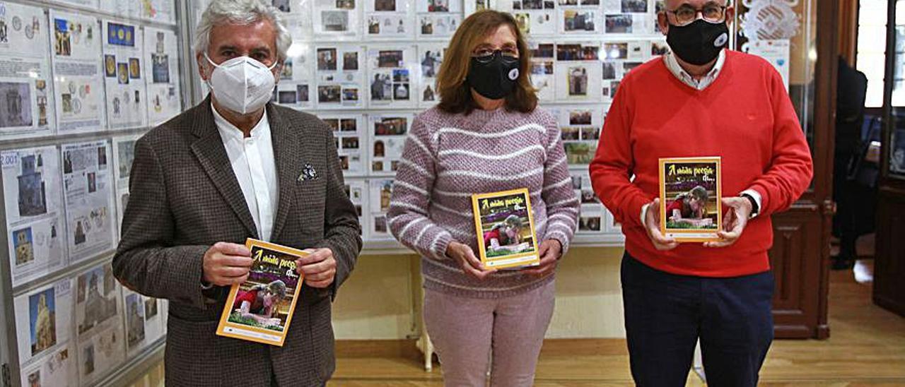 Presentación del libro “A miña poesía di...” en el Liceo.   | // I. OSORIO