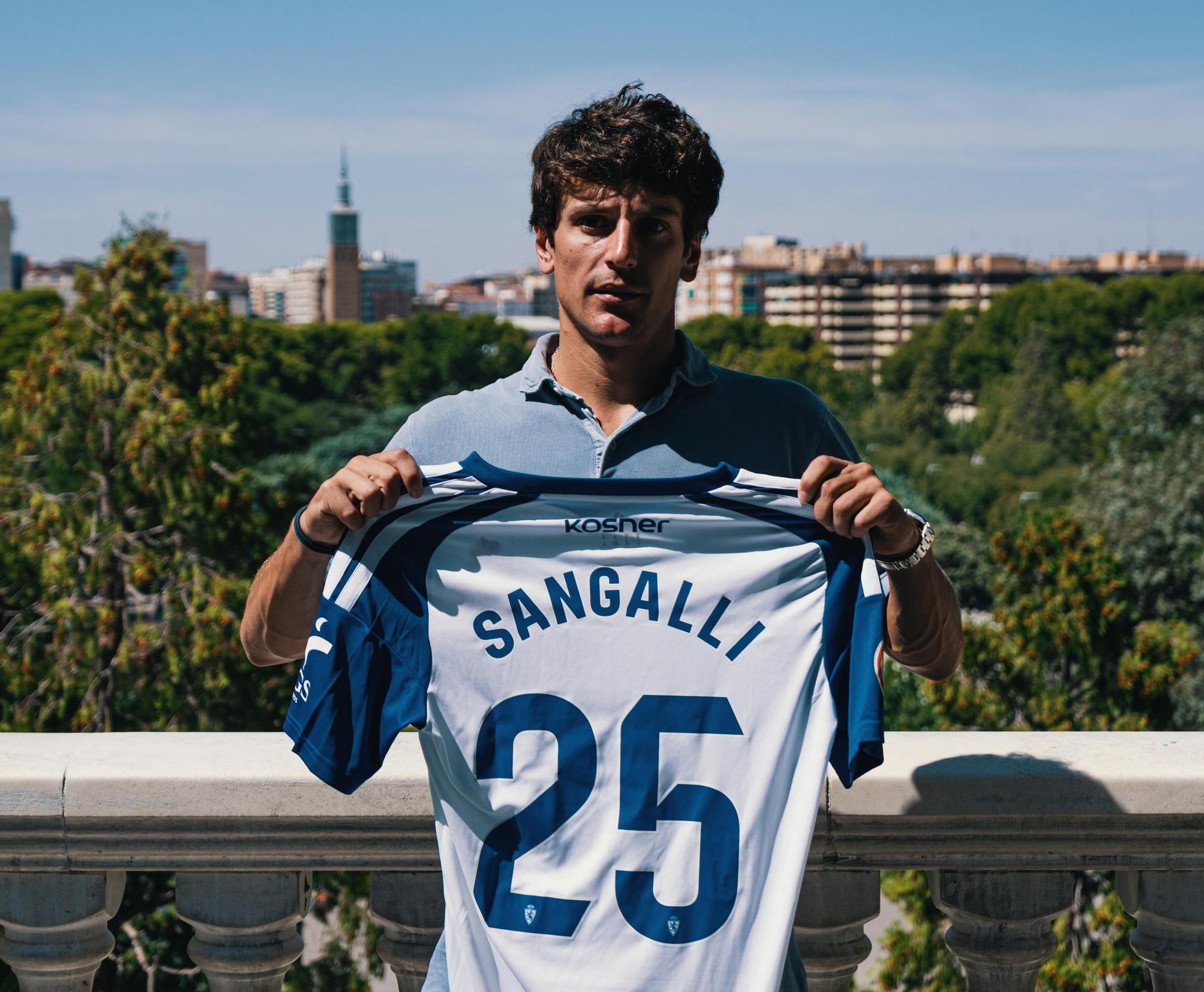 Marco Sangalli, el último fichaje del mercado de verano, posa con su nuevo dorsal y la camiseta del Real Zaragoza.