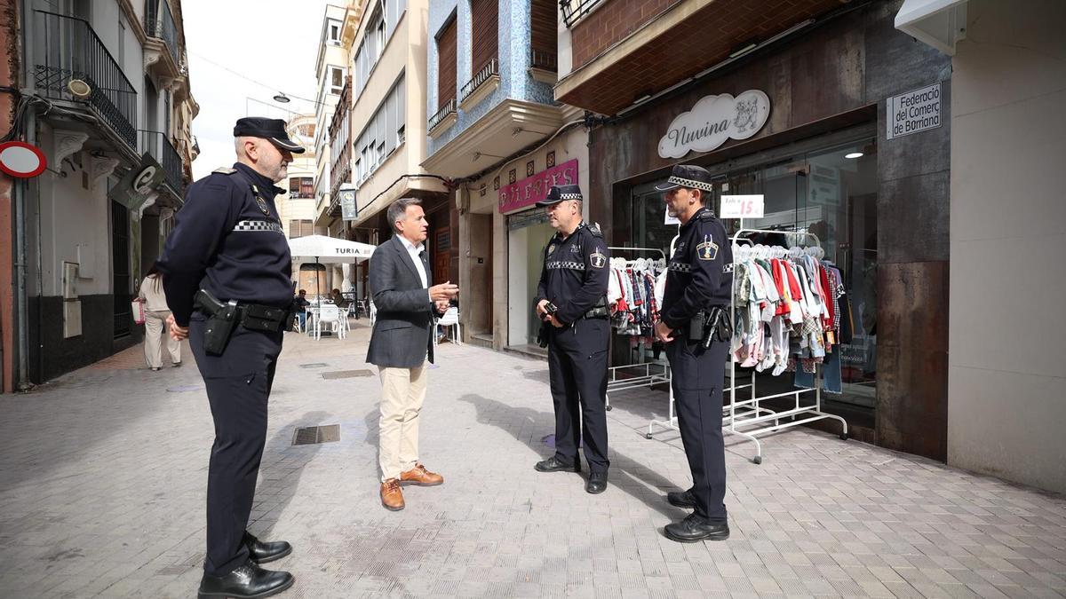 El alcalde de Burriana apuesta por tener más patrullas a pie de calle para lograr una mayor interacción directa de los agentes y los vecinos.