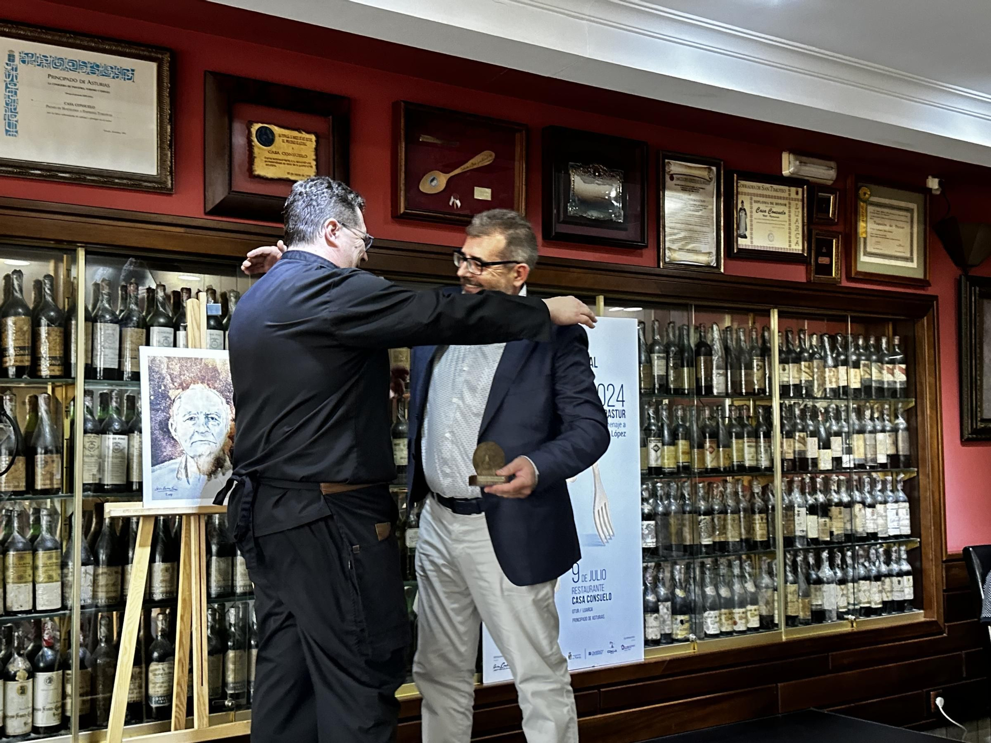 EN IMÁGENES: El homenaje póstumo al hostelero Álvaro López en su casa y coincidiendo con la Bienal de Arte