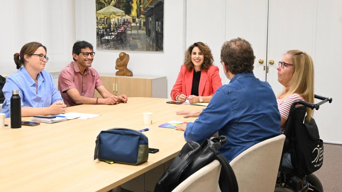 La alcaldesa Cristina Mora recibe al alcalde de Cotacachi en el Ayuntamiento de Quart de Poblet