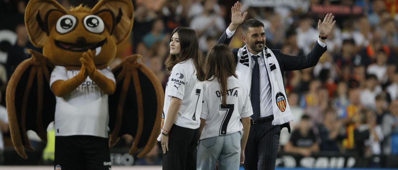 Villa saluda al público de Mestalla en  compañía de sus hijas Zaida y Olaya. | |  EFE