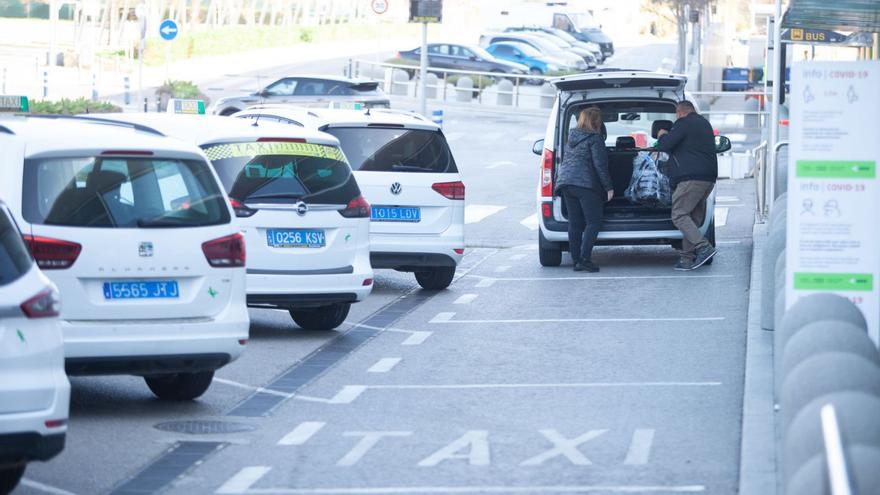 Un taxi carga a unos pasajeros en la parada del aeropuerto, en una imagen de archivo. | VICENT MARÍ