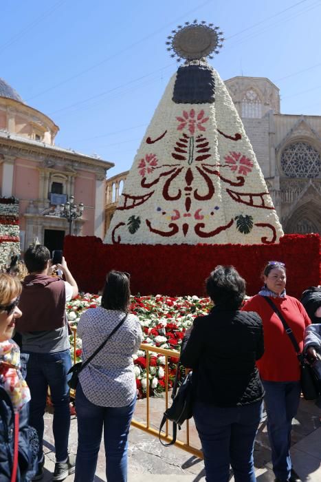 La Mare de Déu luce su manto en la Plaza de la Virgen