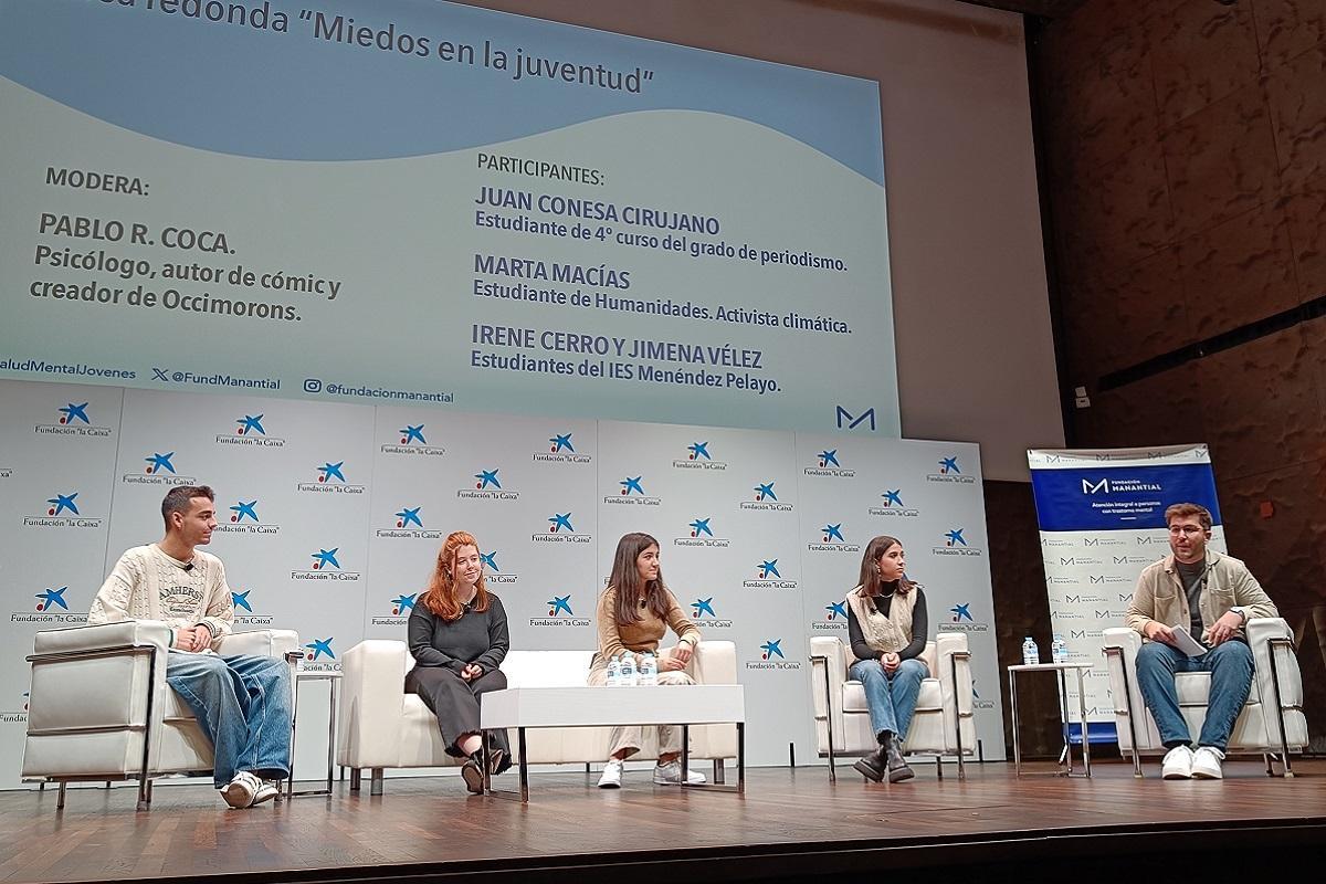 Cinco jóvenes protagonizan una mesa redonda durante la jornada 'El reto de la salud mental en jóvenes'