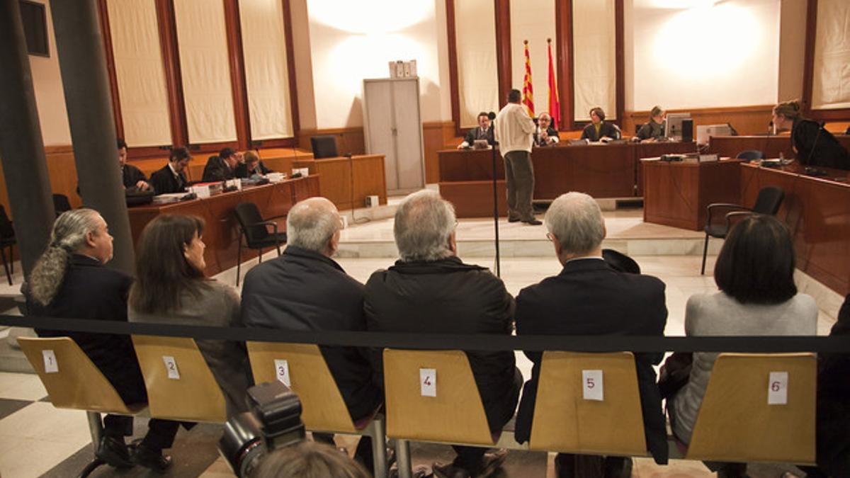 Pallerols (izquierda) y el resto de los acusados en el juicio celebrado el pasado martes.