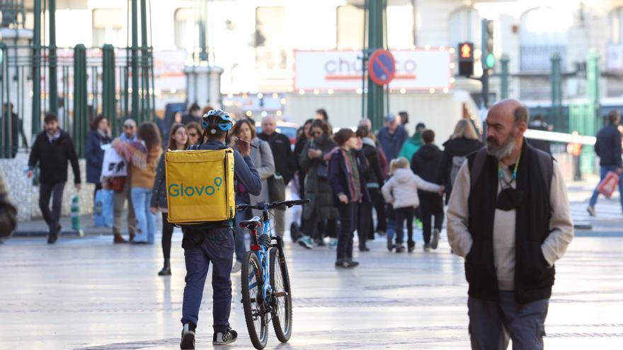 Los menores de 20 años son el único grupo de edad que reduce salarios