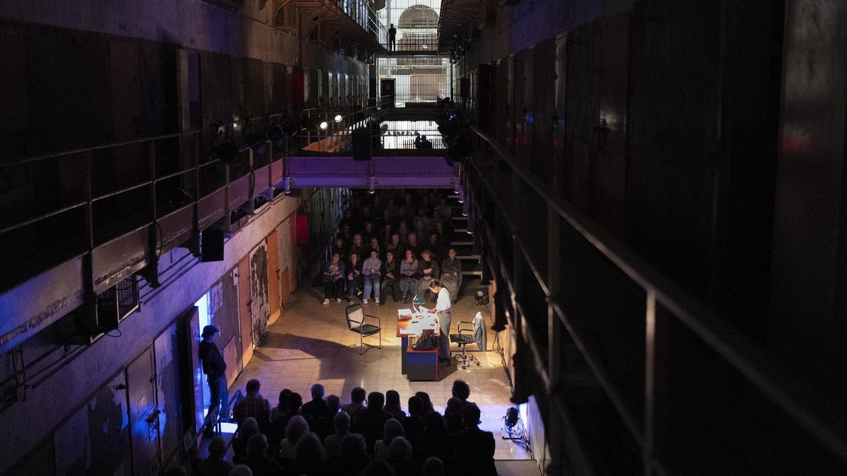 Representación de 'Puig Antich, cas obert', en la tercera galería de la antigua cárcel Modelo, el lunes