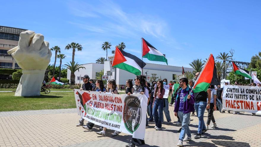 La acampada pro Palestina en la UA coge fuerza: un centenar de personas se manifiesta en el campus