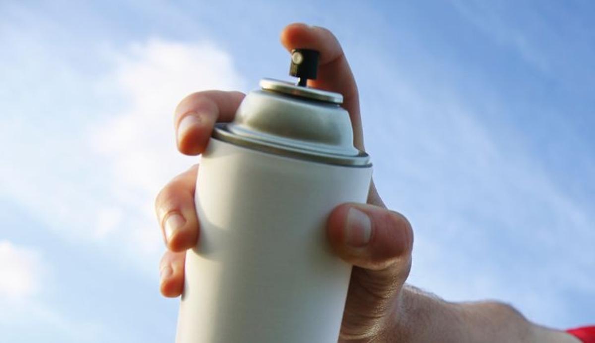 Algunos adolescentes inhalan el aerosol del desodorante