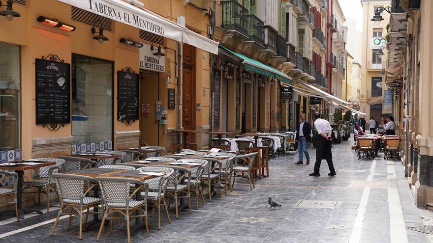 Terrazas sin apenas clientela en el centro de Málaga, este viernes.