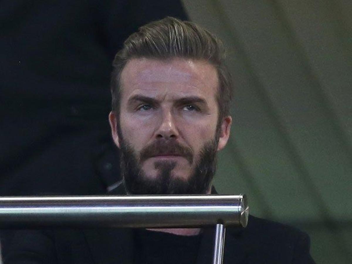 David Beckham, con gesto serio, en las gradas de Stamford Bridge