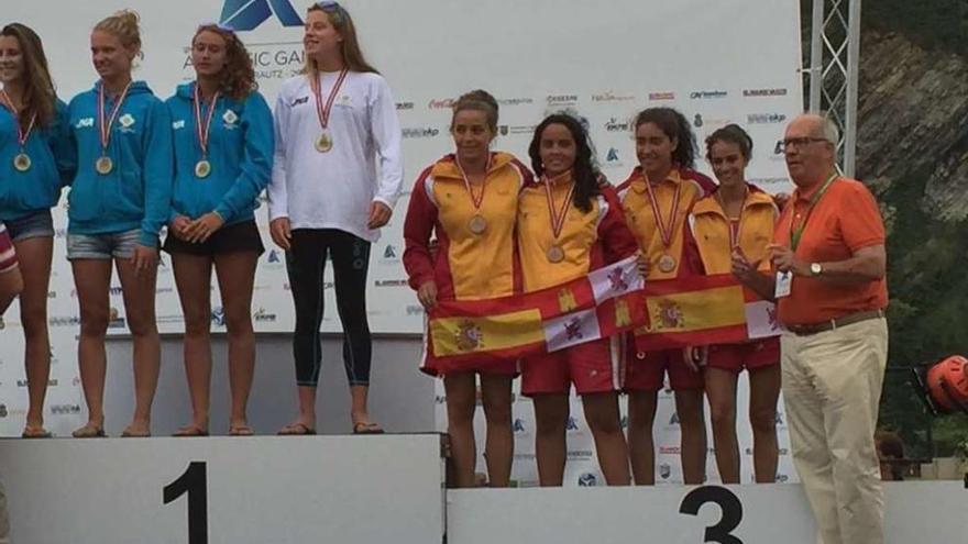 Esther Barrientos y sus compañeras celebrando el bronce en el podio.