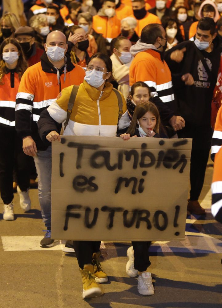 Los trabajadores de Pilkington se manifiestan, acompañados por miles de vecinos en el Port de Sagunt.