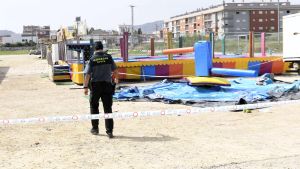Un agente de la Guardia Civil, a la mañana siguiente de la tragedia, en el solar de Alquerías.