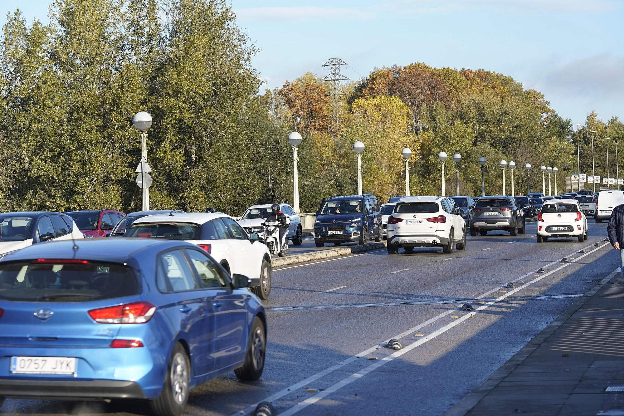 Imatges de les cues després què una motorista resultés ferida en accidentar-se a tocar del pont de Fontajau a Girona