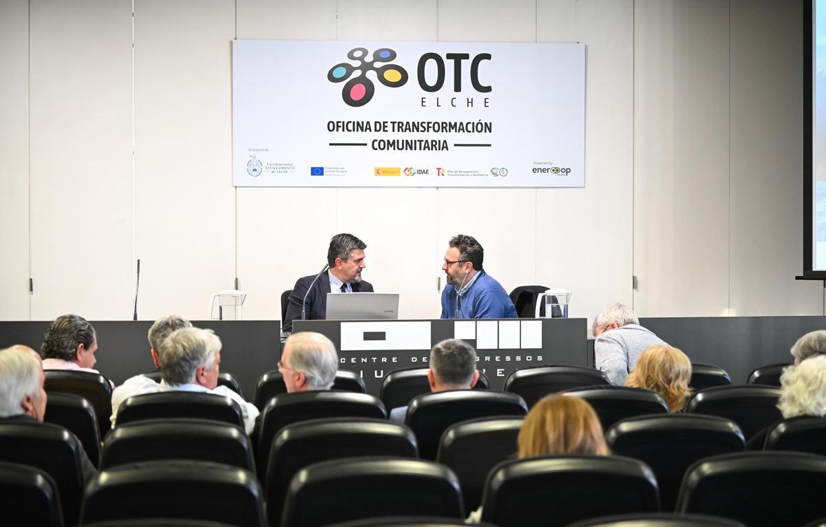 El edil de Medio Ambiente, José Antonio Román, conversa con Joaquín Mas, director general del grupo Enercoop