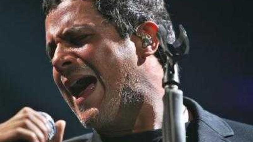 Foto de archivo del cantante Alejandro Sanz, durante su actuación en el concierto que ofreció en el Palau Sant Jordi de Barcelona, dentro de la gira el &quot;Tren de los momentos&quot;,