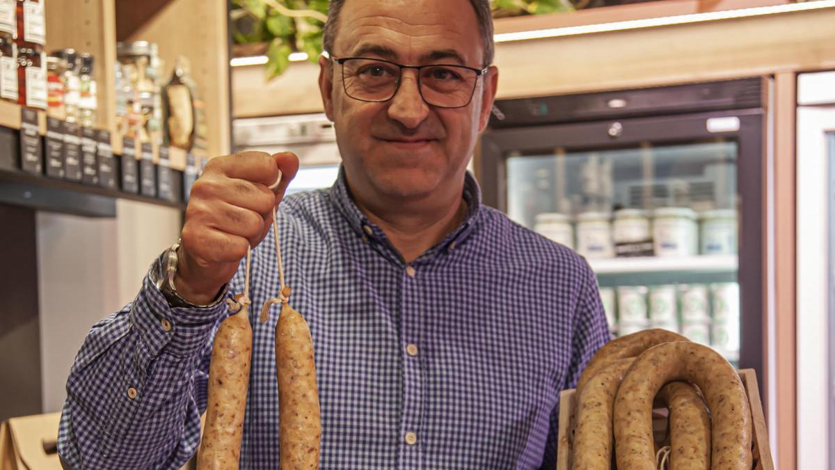 Jaume Badia, de Badia Xarcuters de Tremp, mostrant la botifarra d&#039;ou que ha guanyat el primer Botifarra d&#039;Ou Singular de Catalunya