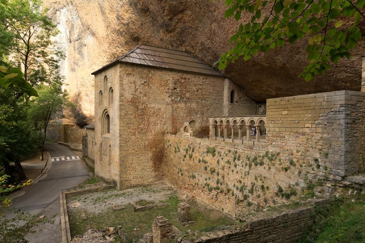 El monasterio parece estar refugiado entre las rocas, como su cueva primigenia