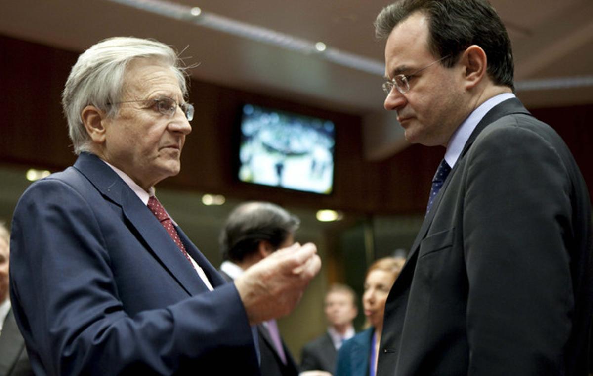 El ministre grec de Finances, Iorgos Papaconstantinu (esquerra) intercanvia opinions amb el president del Banc Central Europeu, Jean-Claude Trichet, al començament de la reunió de ministres de Finances de la Unió Europea, avui, a Brussel·les.