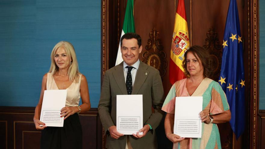 Patricia del Pozo, Juanma Moreno y Catalina García, tras la firma del protocolo de colaboración.
