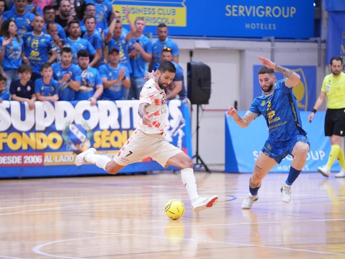 Felipe Valerio busca el disparo durante el partido