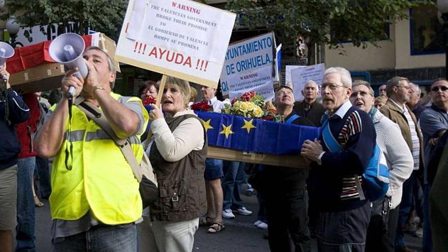 Un momento de la manifestación desarrollada ayer por las calles del centro de Alicante por residentes británicos, que culminó en el edificio Prop de la Generalitat