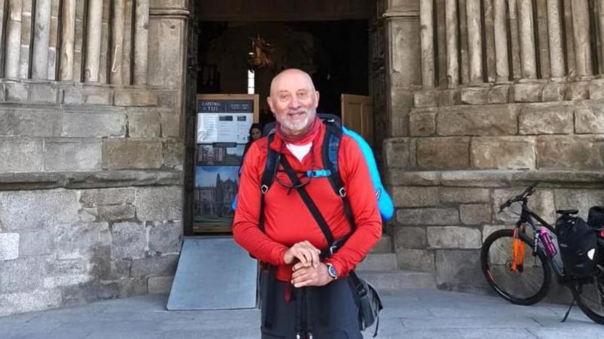 Dámaso Rodríguez, ayer, en el pórtico de la catedral de Tui.