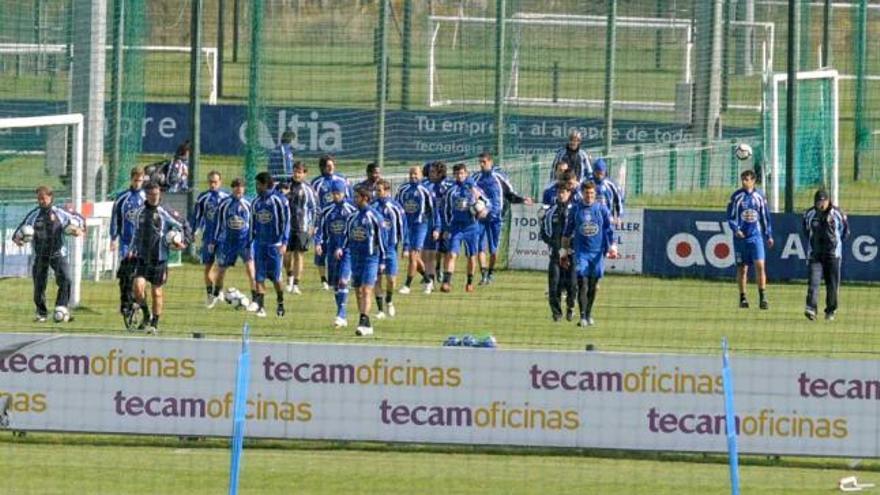 Los futbolistas se disponen a iniciar el entrenamiento de ayer una vez finalizada la charla que mantuvieron con el cuerpo técnico. / fran martínez