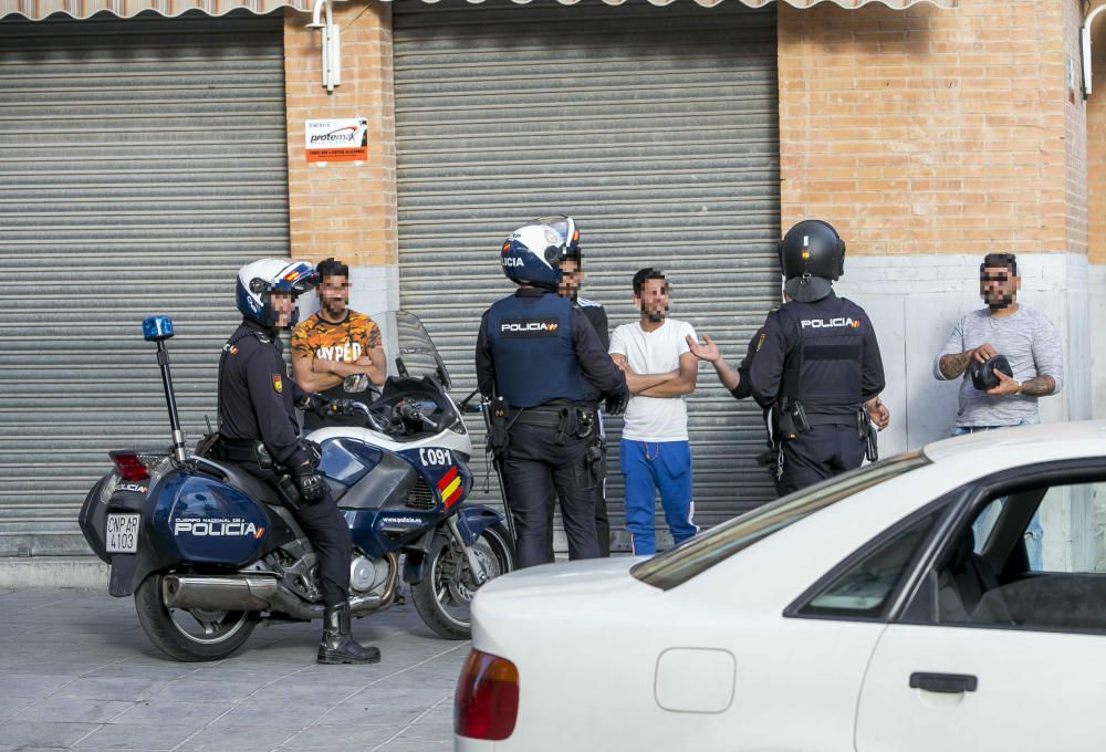 Numerosos agentes se despliegan para desmantelar tres narcopisos e intervienen estupefacientes y armas de fuego en los registros