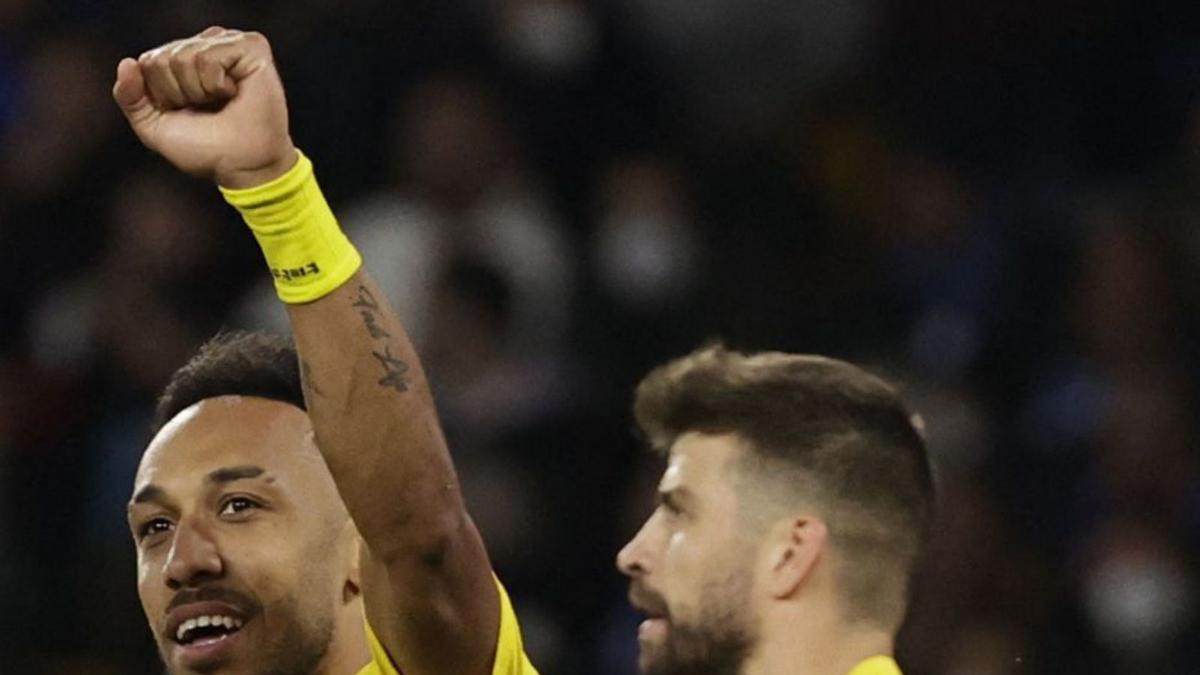 Aubameyang celebra su gol junto a Piqué. |  // REUTERS