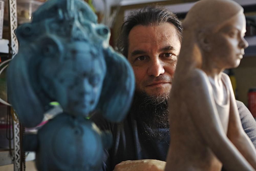 Die Skulpturen von Tomàs Barceló erinnern an versunkene Zivilisationen und Science- Fiction. Sie erobern nicht die Kunstwelt, aber die Herzen der Fangemeinde