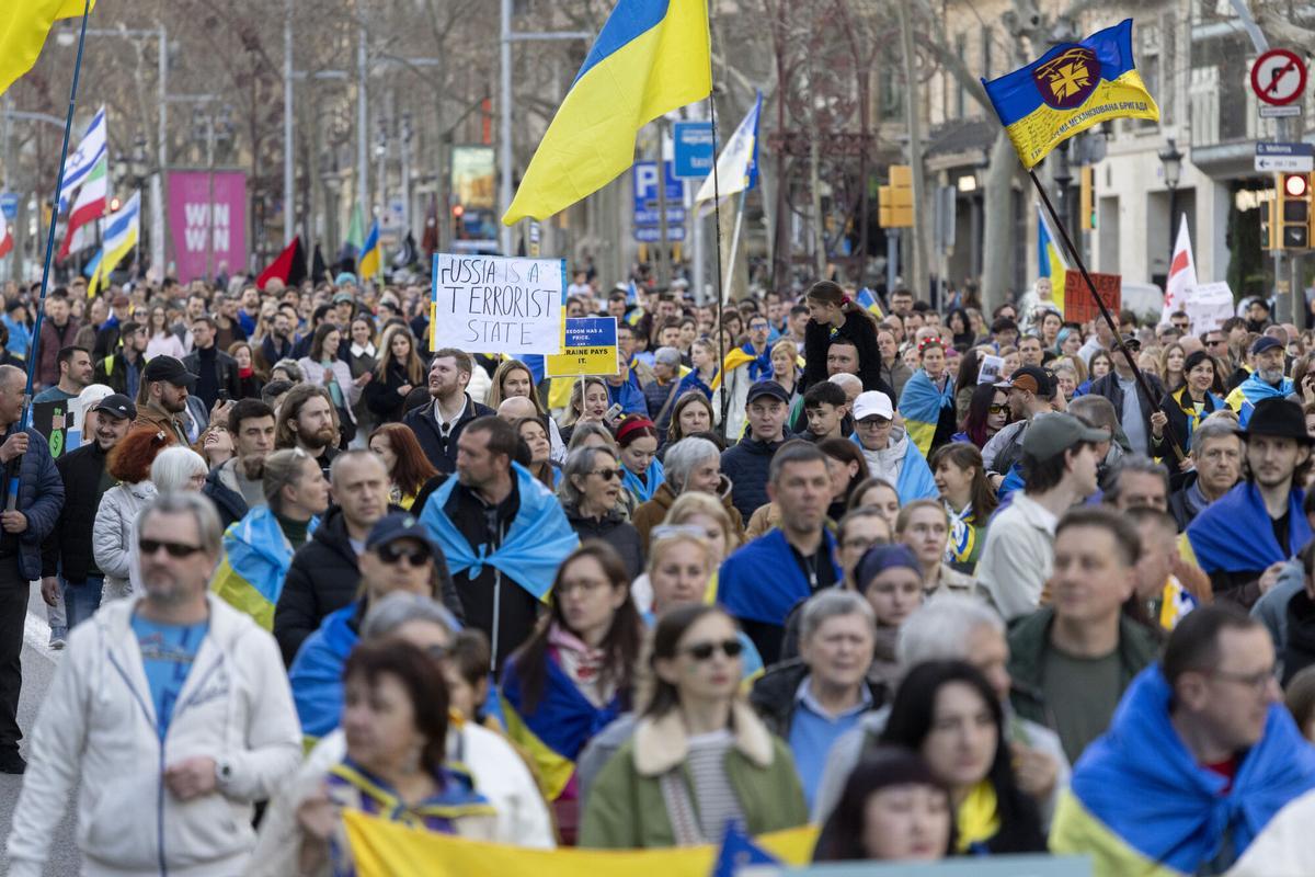 Manifestación en apoyo a Ucrania con motivo del cuarto aniversario de la invasión por parte de Rusia, este domingo en Barcelona. EFE/ Marta Pérez