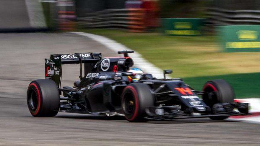 Alonso conduce su McLaren en el pasado GP de Italia.