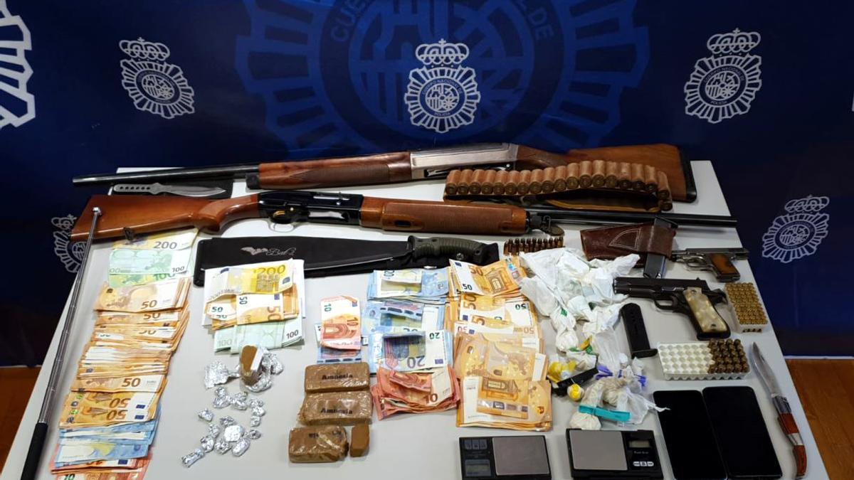 Efectos incautados en la redada antidroga en Elche.