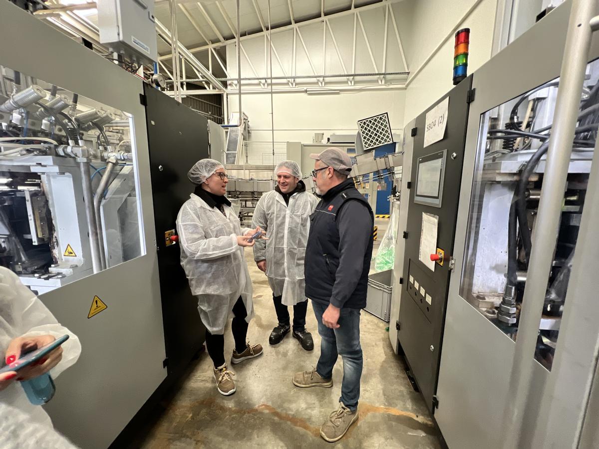 Ignasi Garcia y Lluïsa Monferrer visitaron la planta embotelladora de Cortes de Arenoso.