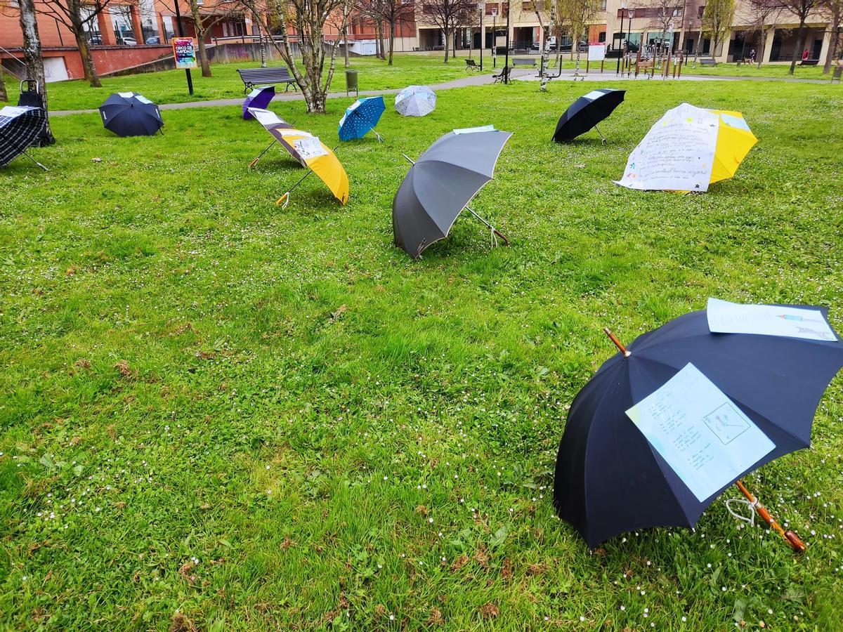 Los paraguas, en los Jardines de Constancia de la Mora y Maura, en Nuevo Gijón.
