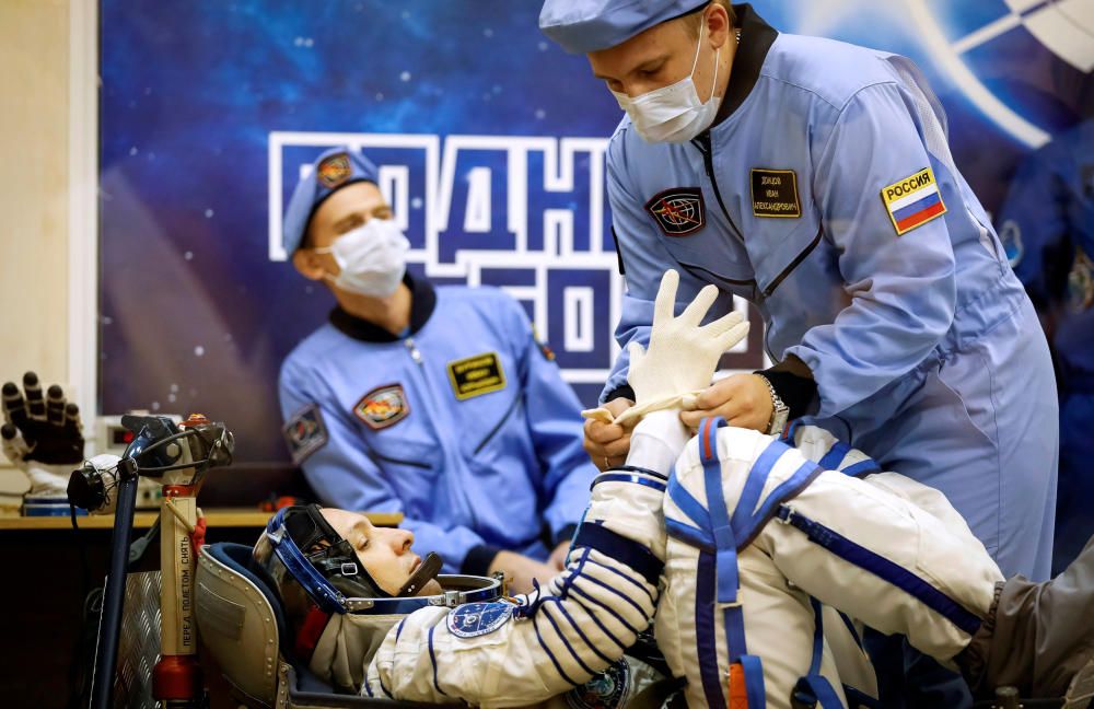 El miembro de la tripulación de la Estación Espacial Internacional (ISS), Randy Bresnik, de los Estados Unidos, es asistido durante su verificación de equipamiento espacial en el Cosmódromo de Baikonur, Kazajstán.