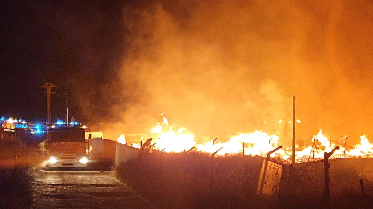 Incendio en una empresa de palets de Alicante durante la madrugada