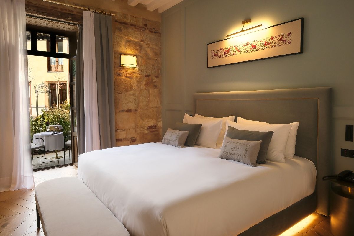 El hotel cuenta con dos habitaciones con salida directa al jardín.