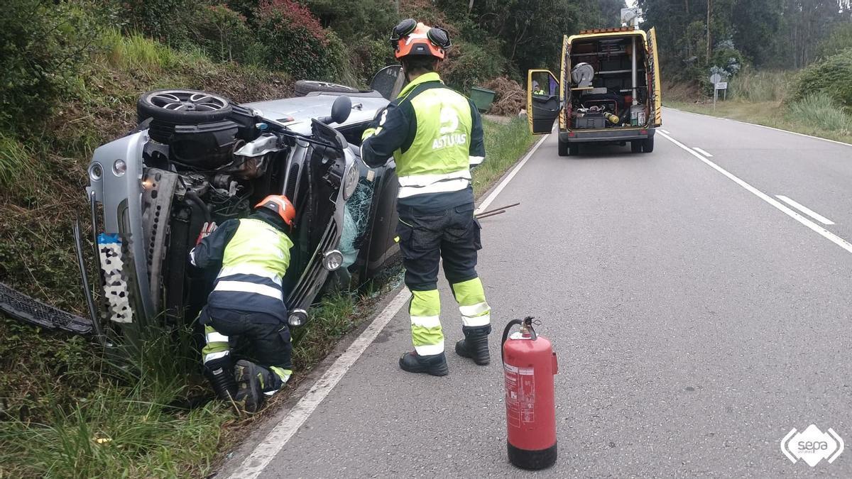 un coche acaba medio volcado en la cuneta y la conductora resulta ilesa