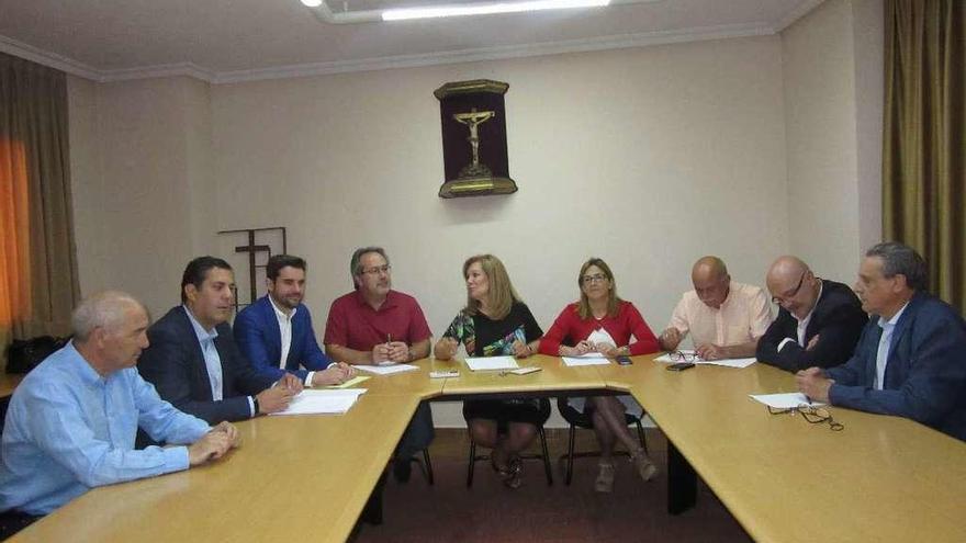 Representantes de las instituciones reunidos con la directiva de la Junta pro Semana Santa.