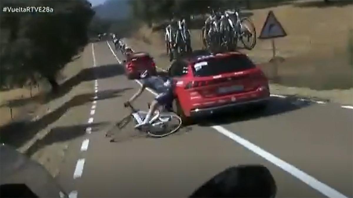 Duele con verlo: el ciclista se agarra al coche de su equipo en plena carrera... ¡y se cae!